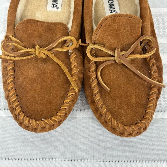 Minnetonka size 8 Rust Brown Suede Faux Sherpa Lined Moccasins - Picture 3 of 9